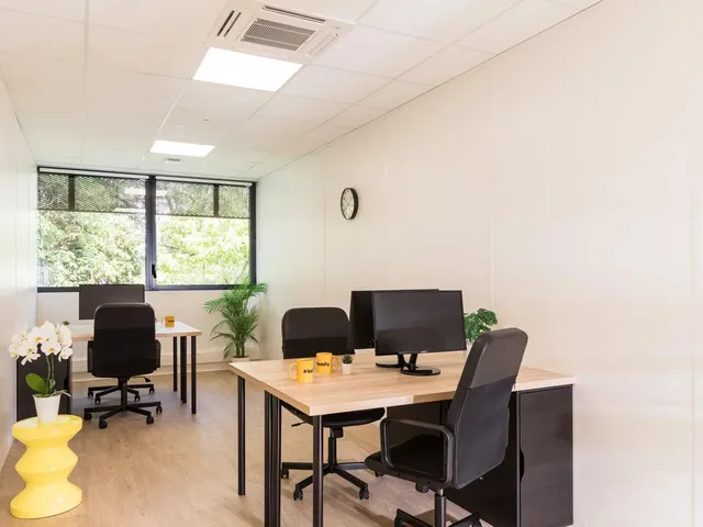Bureau privé 14 postes à louer - Villeurbanne (Frédéric Faÿs) - photo 7