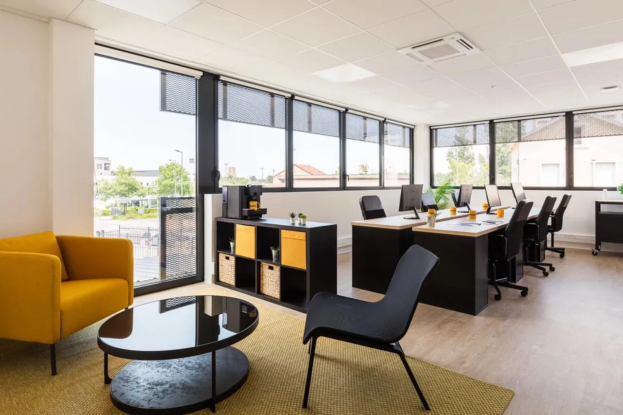 Bureau privé 14 postes à louer - Villeurbanne (Frédéric Faÿs) - photo 1