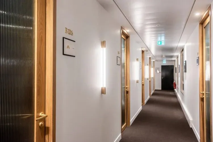 Bureau privé 3 postes à louer - Paris 8e (Champs-Élysées) - photo 1