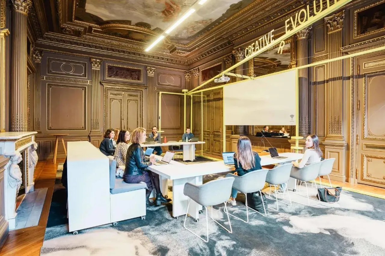 Bureau privé 5 postes à louer - Paris 9e (Saint-Lazare) - photo 1