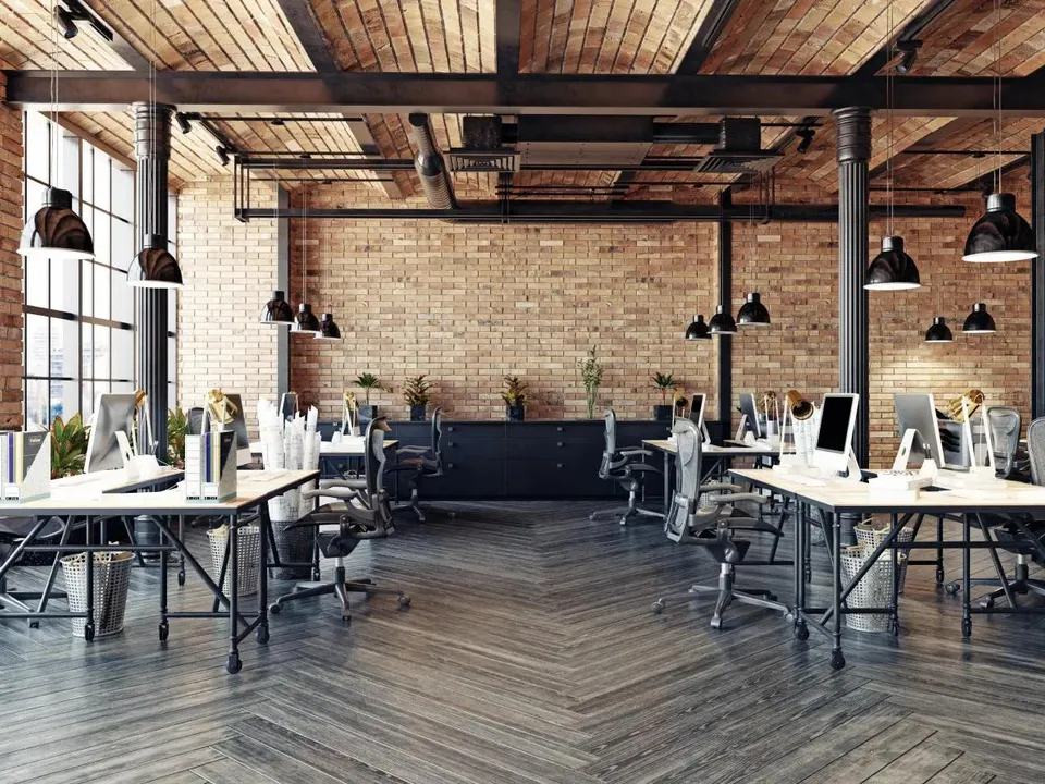 bureaux modernes en open space installés dans un loft