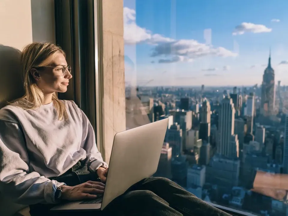 salariée heureuse qui travaille dans un bureau inspirant