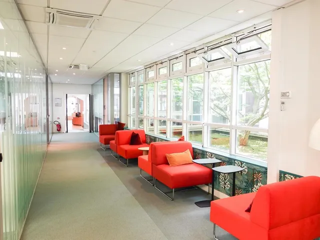Bureau privé 10 postes à louer 1307 EUR/poste - Neuilly-sur-Seine (Avenue Charles de Gaulle)