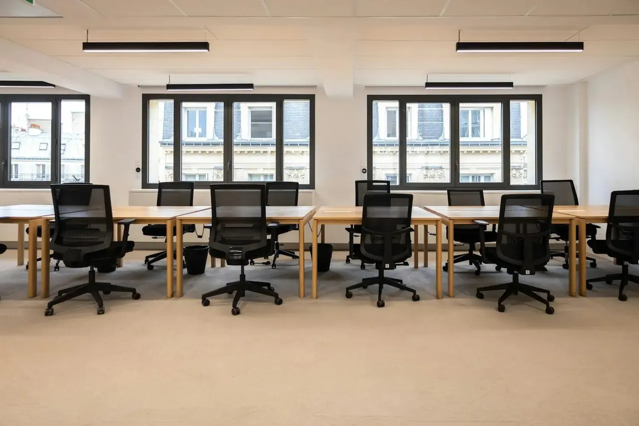 Bureau indépendant 24 postes à louer - Paris 17e (Jadin) - photo 1