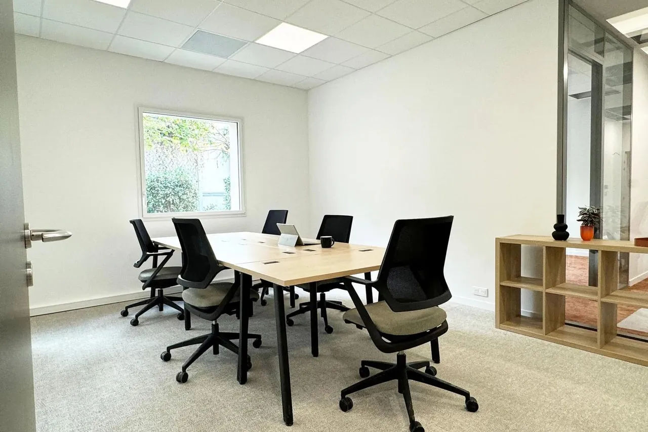 Bureau privé 6 postes à louer - Paris 18e (Ordener) - photo 1