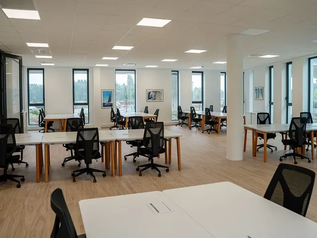 Bureau privé 3 postes à louer - Cesson-Sevigne (Champs-Blancs) - photo 2