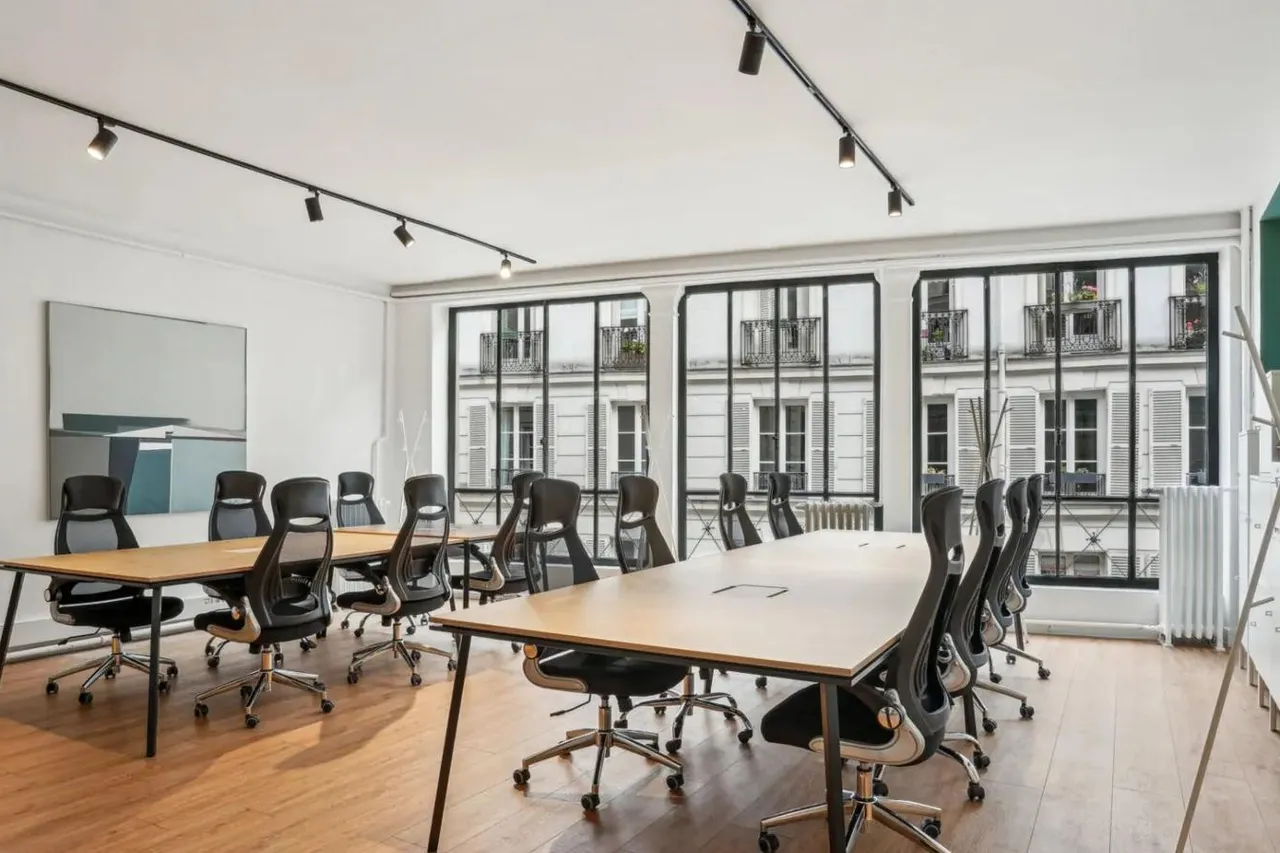 Bureau indépendant 24 postes à louer - Paris 10e (Petites Écuries) - photo 1