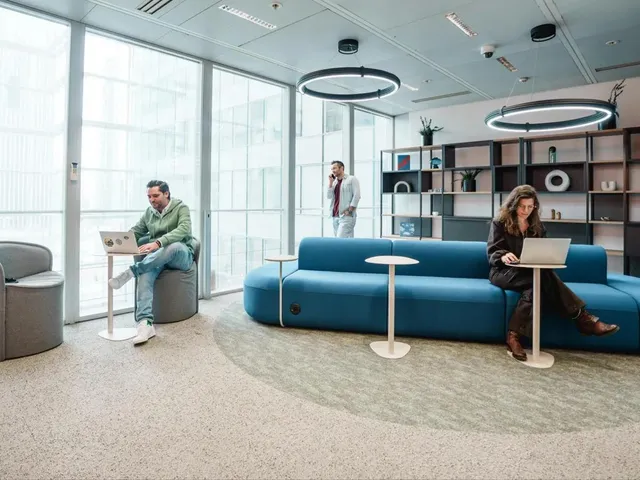 Bureau privé 5 postes à louer - Courbevoie (Esplanade du Général de Gaulle) - photo 4