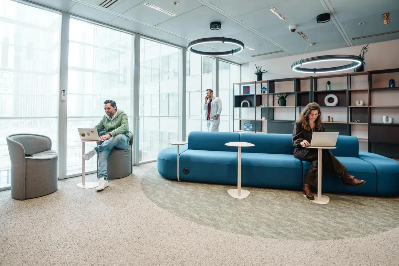 Bureau privé 3 postes à louer - Courbevoie (Esplanade du Général de Gaulle) - photo 1