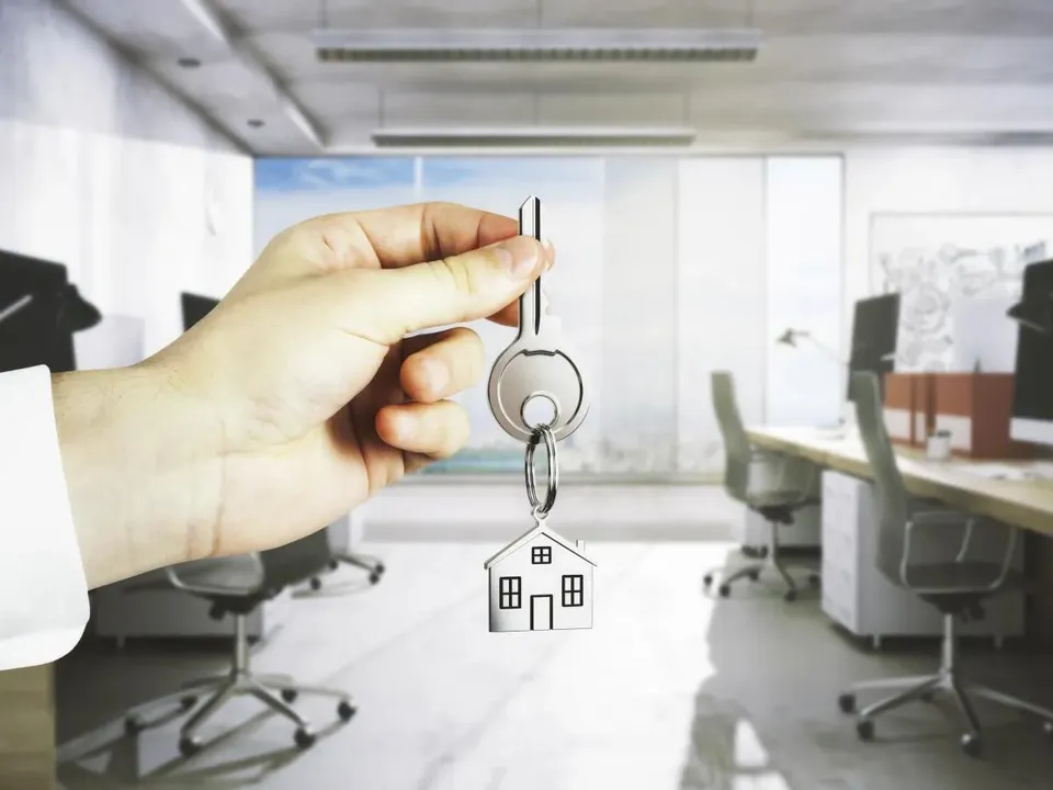 un propriétaire met en location ses bureaux 