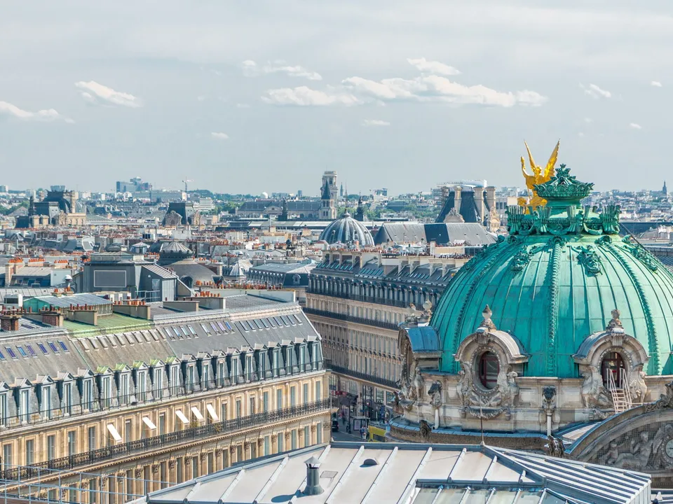 Rue animée du 9e arrondissement de Paris