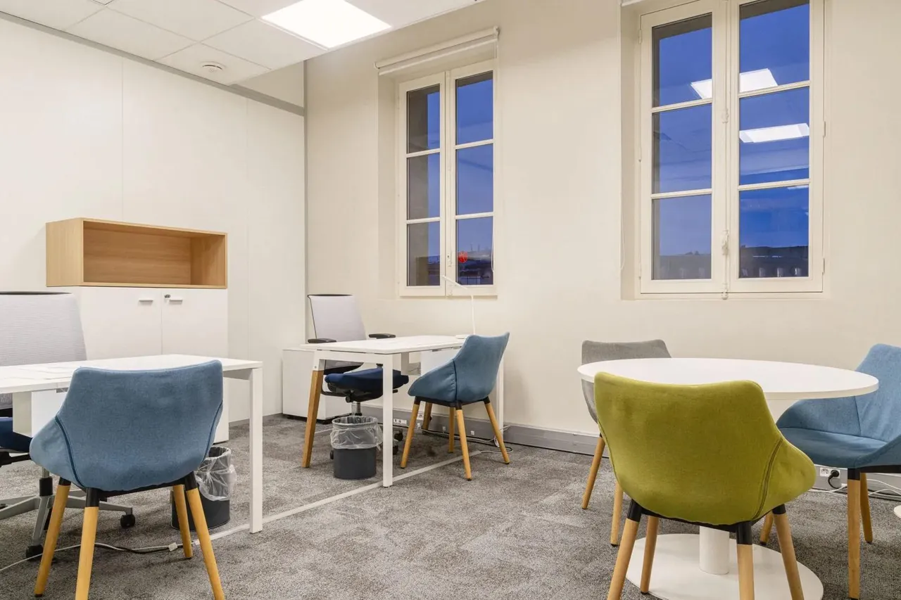 Bureau privé 3 postes à louer - Paris 8e (Cour du Havre) - photo 1