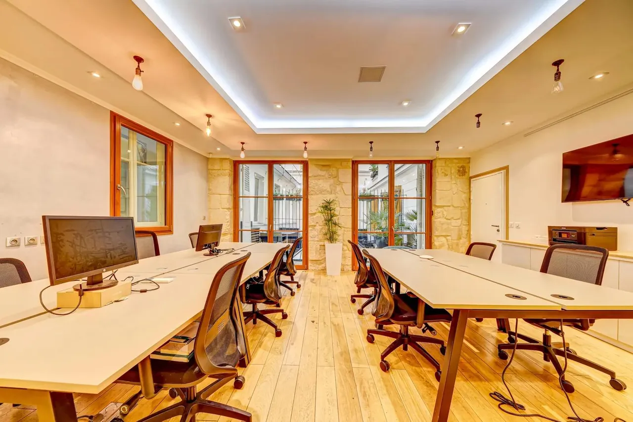 Bureau indépendant 22 postes à louer - Paris 2e (Bourg l'Abbé) - photo 1