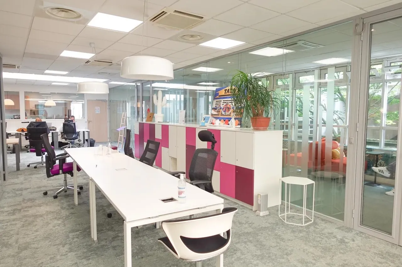 Bureau privé 2 postes à louer 868 EUR/poste - Neuilly-sur-Seine (Avenue Charles de Gaulle) - photo 1