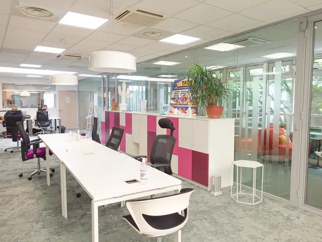 Bureau privé 2 postes à louer 868 EUR/poste - Neuilly-sur-Seine (Avenue Charles de Gaulle)