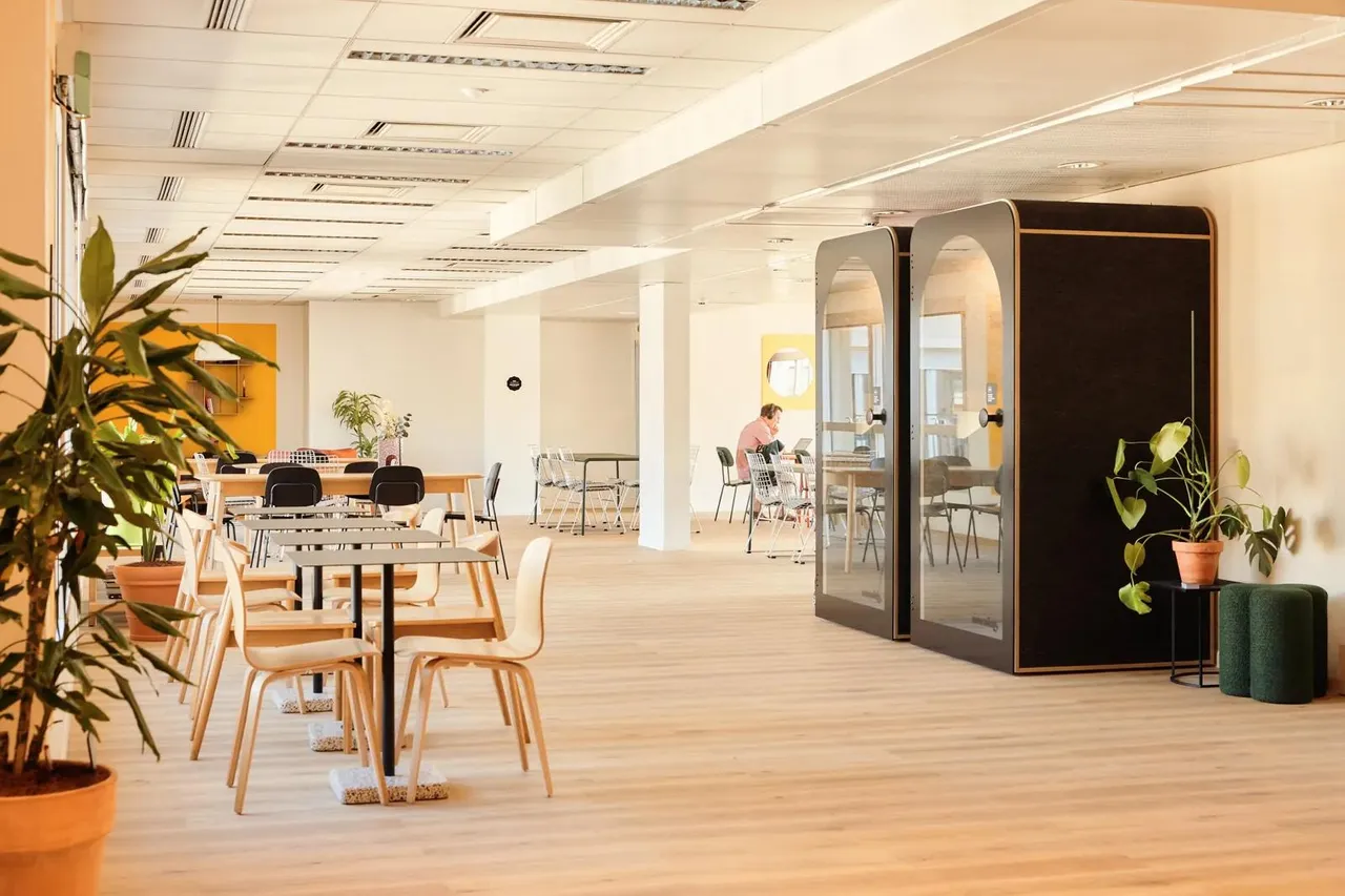 Bureau privé 16 postes à louer - Paris 18e (Sofia) - photo 1