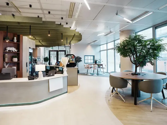 Bureau privé 5 postes à louer - Courbevoie (Esplanade du Général de Gaulle) - photo 2