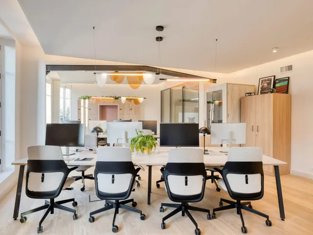 Bureau indépendant 26 postes à louer - Paris 10e (René Boulanger) - photo 2