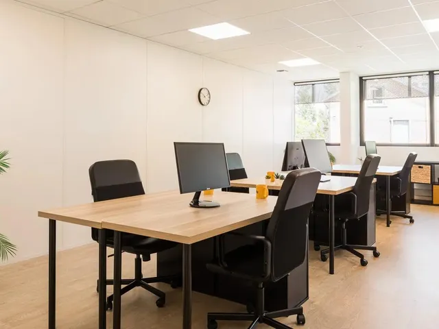 Bureau privé 19 postes à louer - Villeurbanne (Frédéric Faÿs) - photo 2
