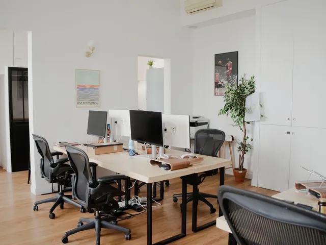 Bureau indépendant 12 postes à louer - Paris 10e (Petites Ecuries) - photo 3