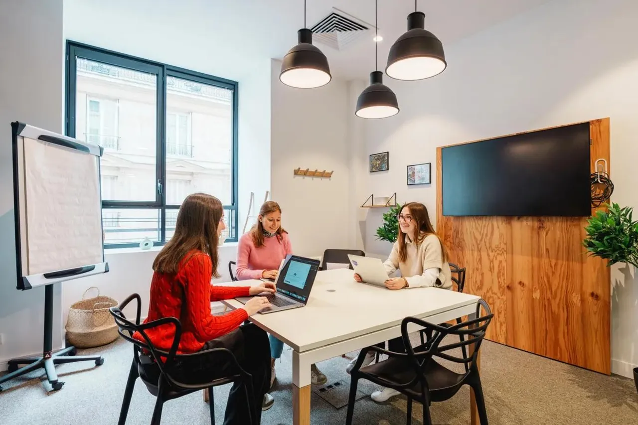 Bureau privé 4 postes à louer 650 EUR/poste - Neuilly-sur-Seine (Avenue Charles de Gaulle) - photo 1