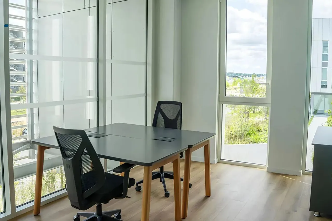 Bureau privé 4 postes à louer - Merignac (Caroline Aigle) - photo 1