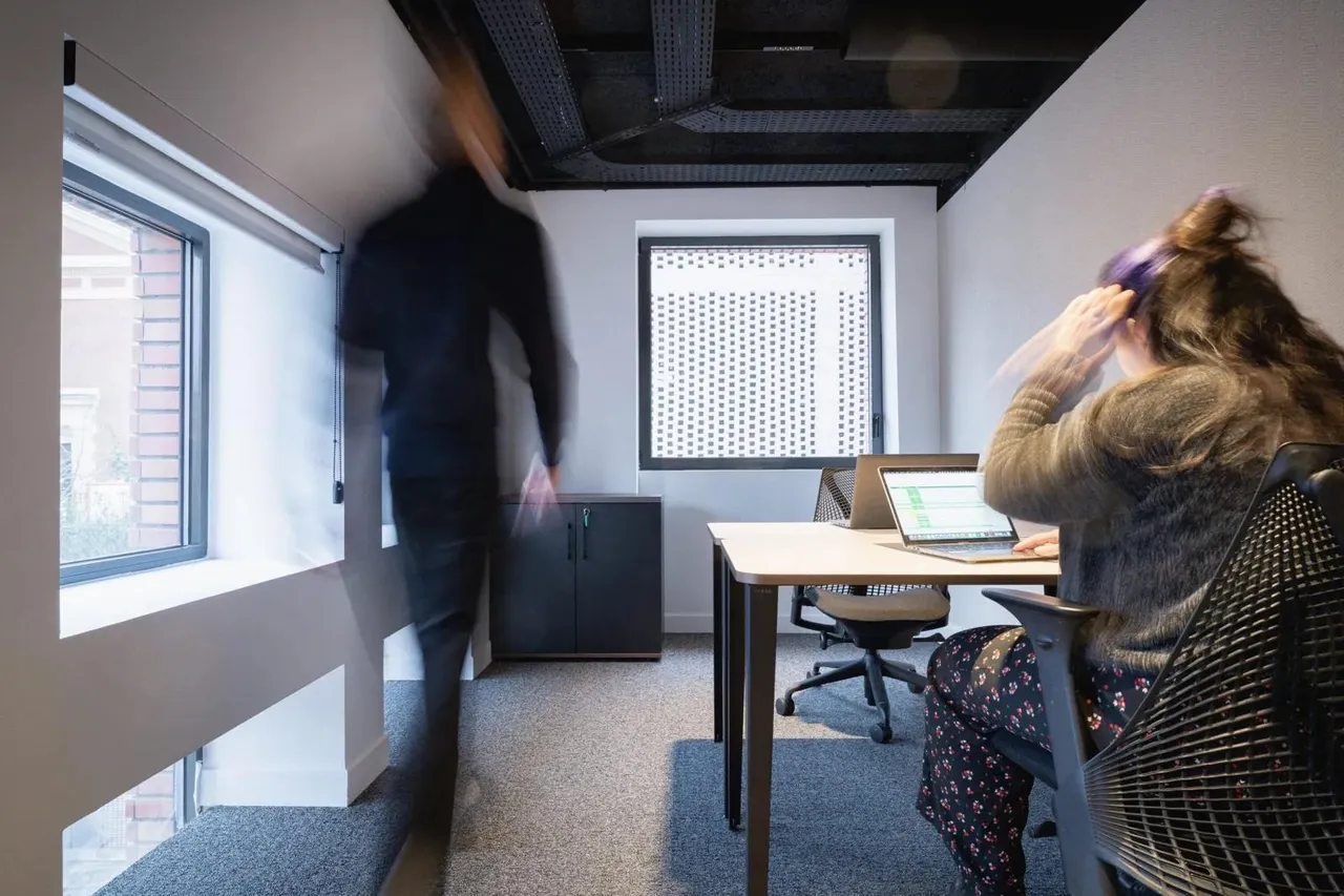 Bureau privé 15 postes à louer - Paris 10e (Square Alban Satragne) - photo 1