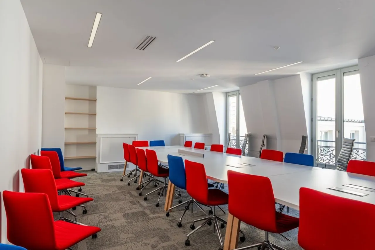 Bureau privé 3 postes à louer - Paris 16e (Marceau) - photo 1