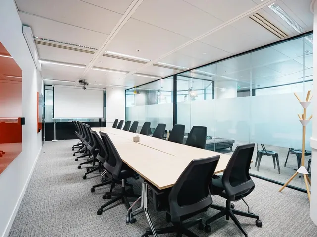 Bureau privé 5 postes à louer - Courbevoie (Esplanade du Général de Gaulle) - photo 3