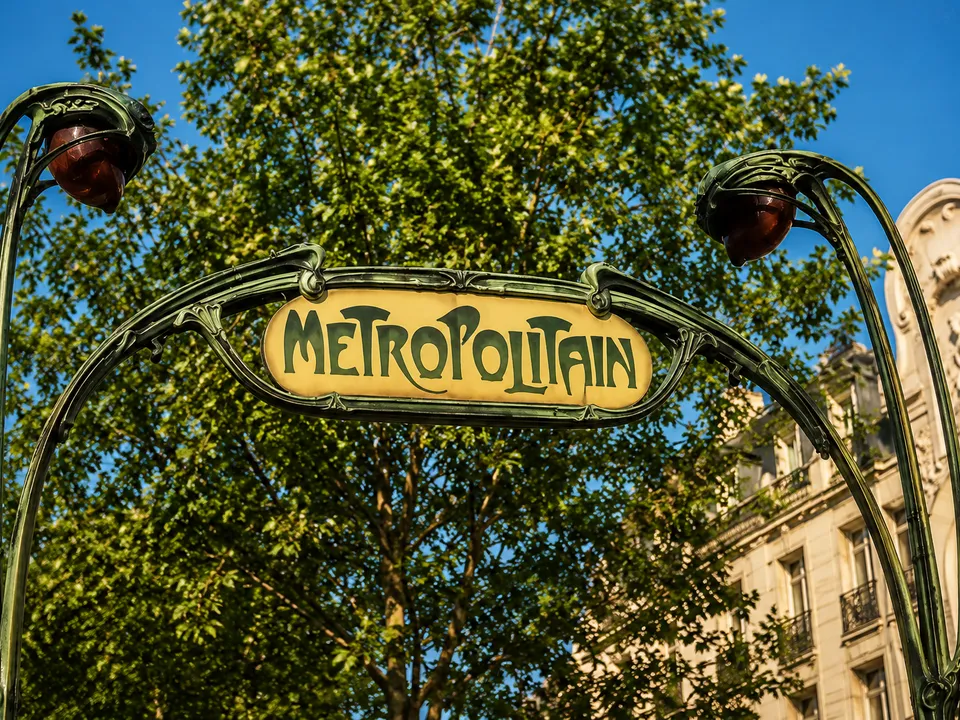 Rue parisienne près de Saint-Lazare, Paris 8e