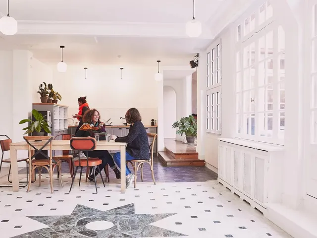 Bureau privé 7 postes à louer - Bagnolet (Jean Jaurès) - photo 3