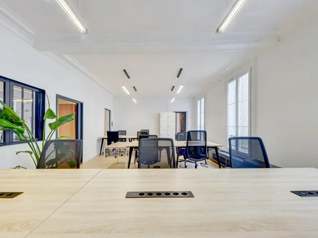 Bureau indépendant 24 postes à louer - Paris 2e (Montmartre) - 10 780 €/mois - photo 2