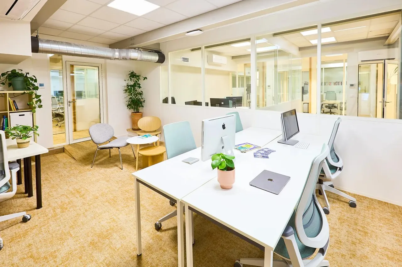 Bureau privé 10 postes à louer - Paris 11e (Chemin Vert) - photo 1