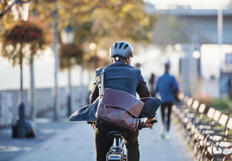un homme se rend au travail à vélo 