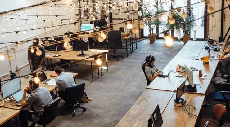 personnes qui travaillent en flex office dans un centre de coworking 