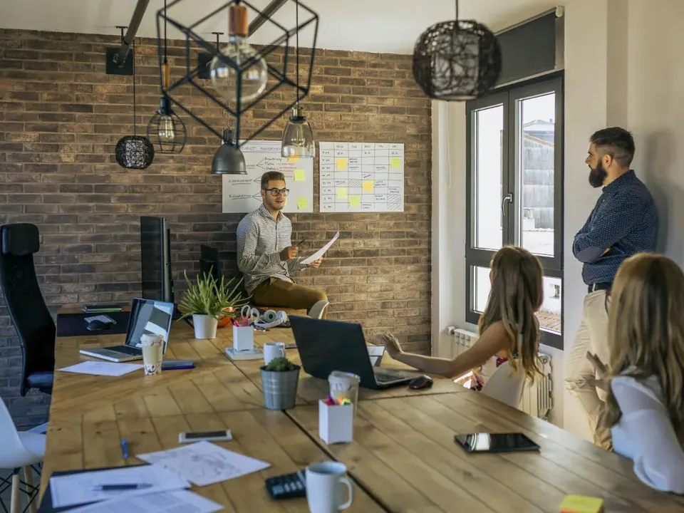collaborateurs dans une salle de réunion dans un espace de coworking