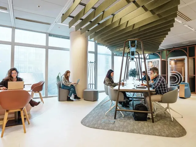 Bureau privé 3 postes à louer - Courbevoie (Esplanade du Général de Gaulle) - photo 3