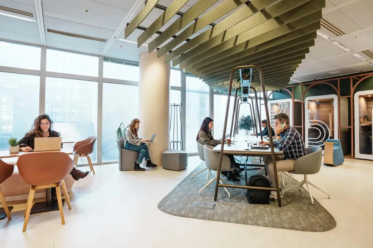 Bureau privé 5 postes à louer - Courbevoie (Esplanade du Général de Gaulle) - photo 1