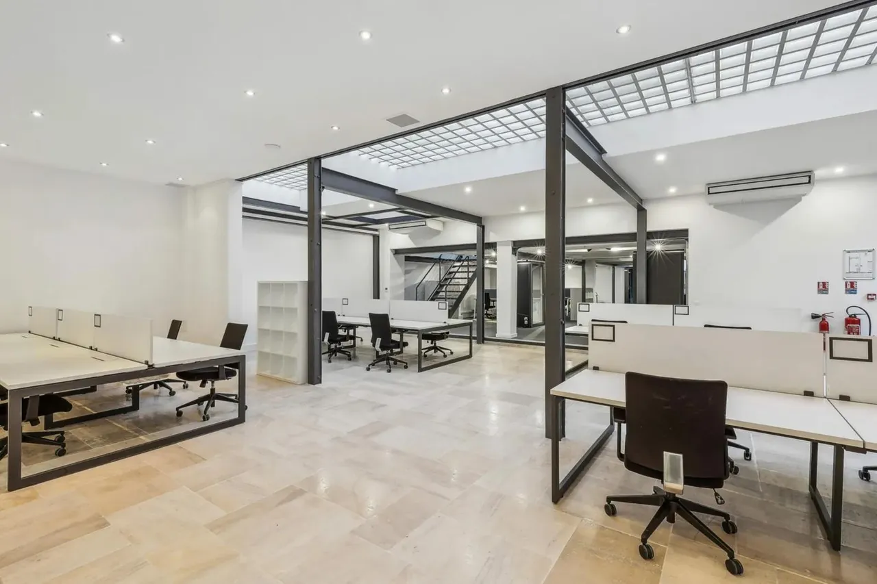 Bureau privé 10 postes à louer - Paris 17e (Dames) - photo 1