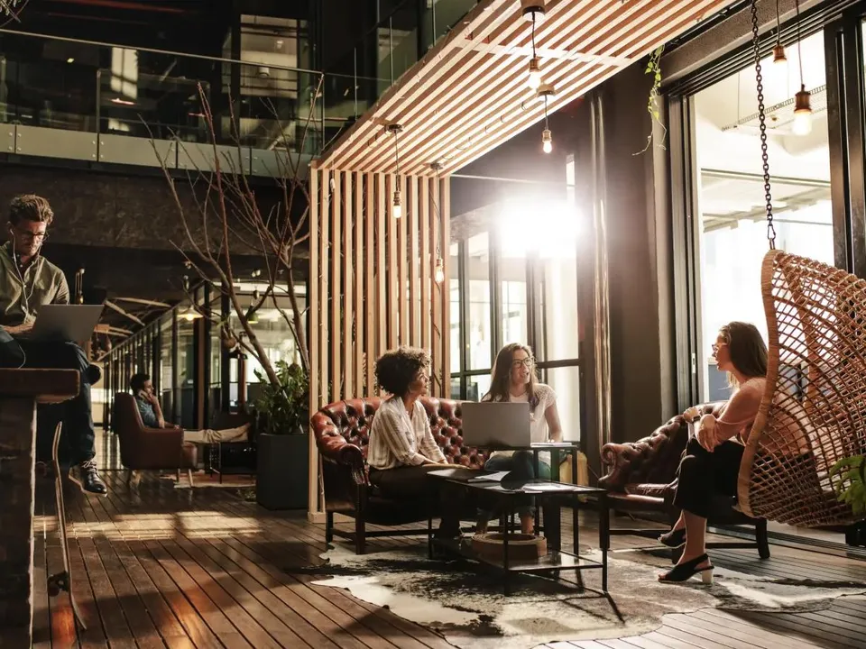 collaborateurs travaillant dans un espace de coworking
