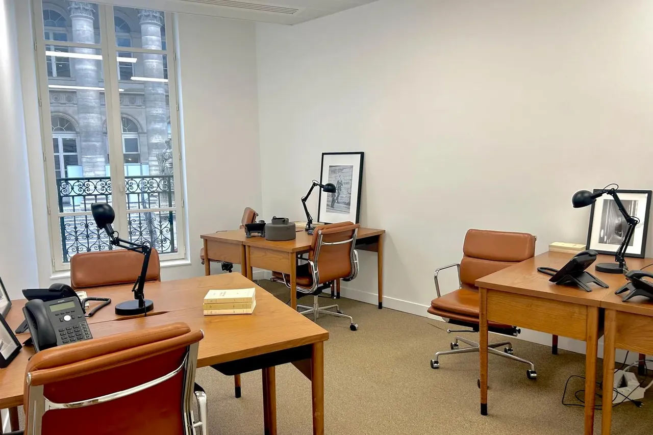 Bureau privé 5 postes à louer - Rue Notre-Dame des Victoires, Paris 2e - photo 1