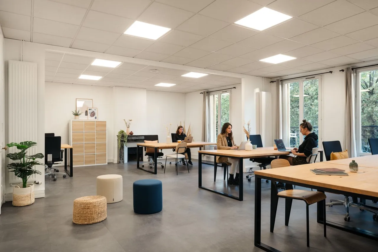 Bureau indépendant 32 postes à louer - Paris 10e (Saint-Denis) - photo 1