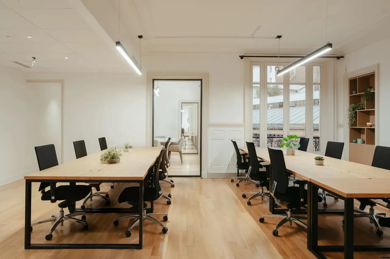 Bureau indépendant 29 postes à louer 569 EUR/poste - Rue La Fayette, Paris 10e - photo 1