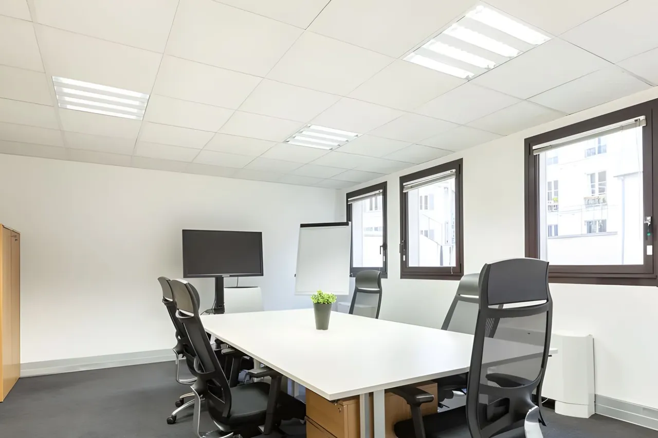 Bureau privé 3 postes à louer - Paris 10e (Petits hôtels) - photo 1