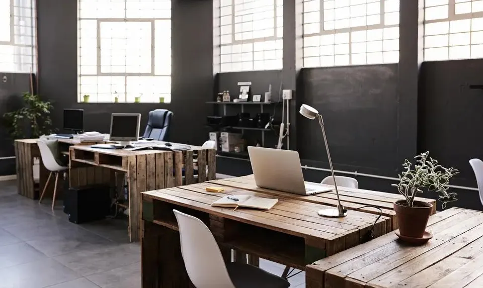 location postes en open space dans un espace de coworking