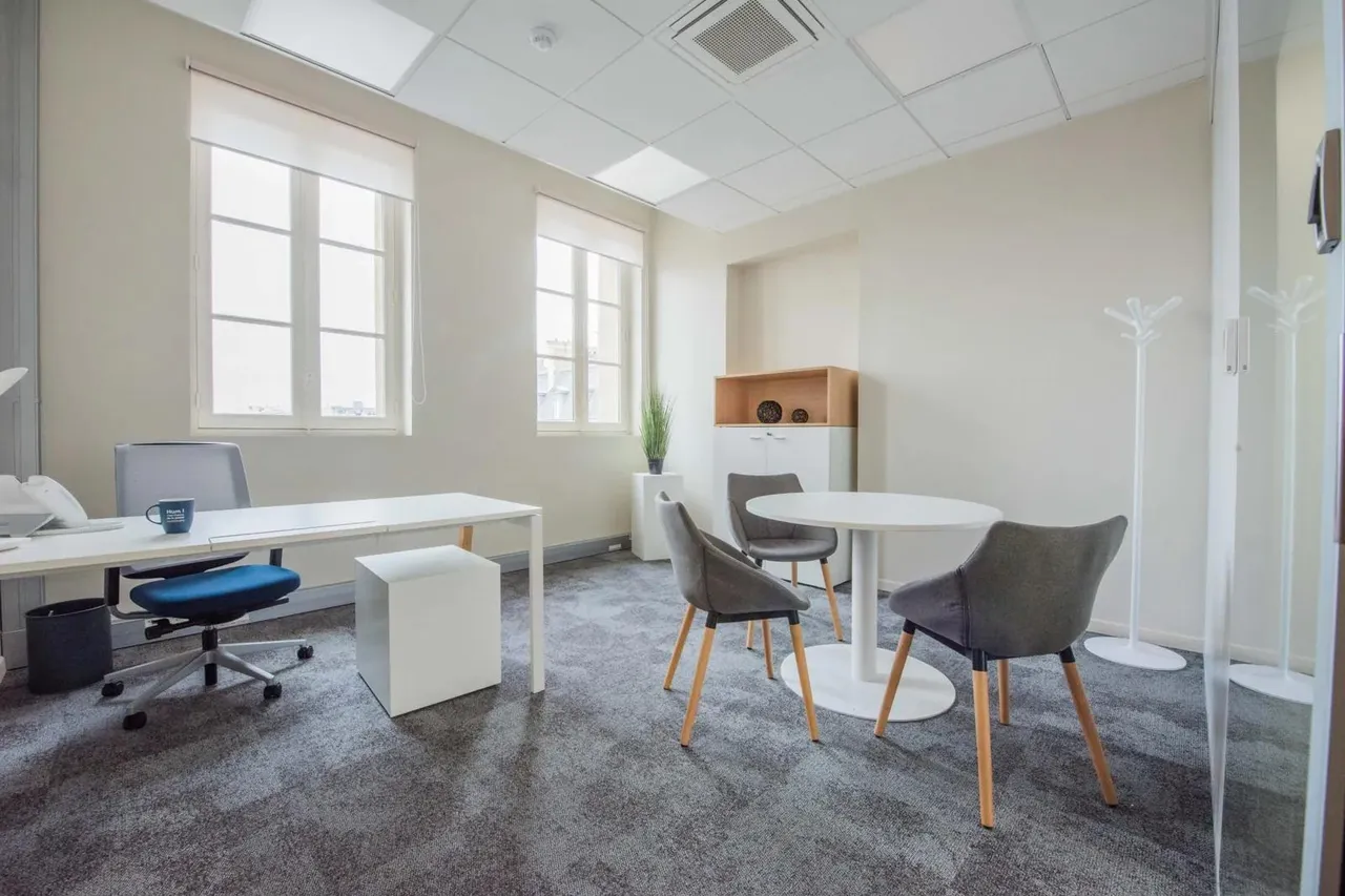 Bureau privé 10 postes à louer - Paris 8e (Cour du Havre) - photo 1