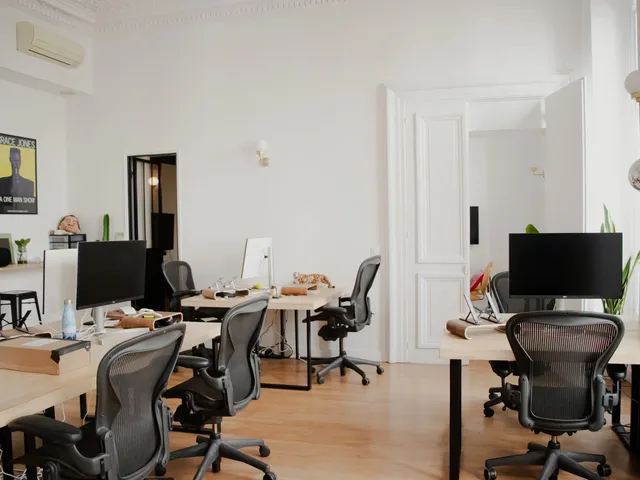 Bureau indépendant 12 postes à louer - Paris 10e (Petites Ecuries) - photo 2