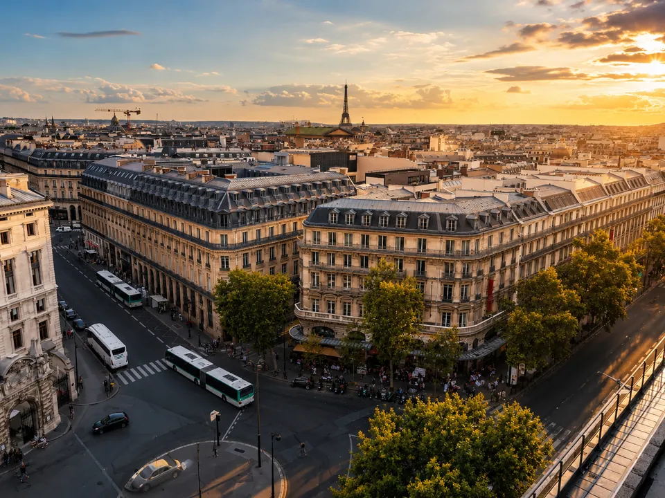 Façade haussmannienne élégante dans le 8e arrondissement de Paris