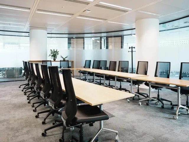 Bureau privé 5 postes à louer - Courbevoie (Esplanade du Général de Gaulle) - photo 5