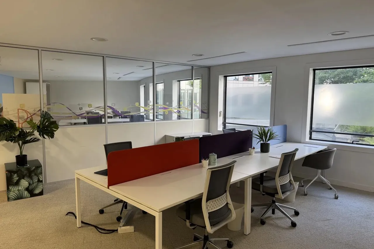 Bureau privé 8 postes à louer - Levallois-Perret (Anatole France) - photo 1